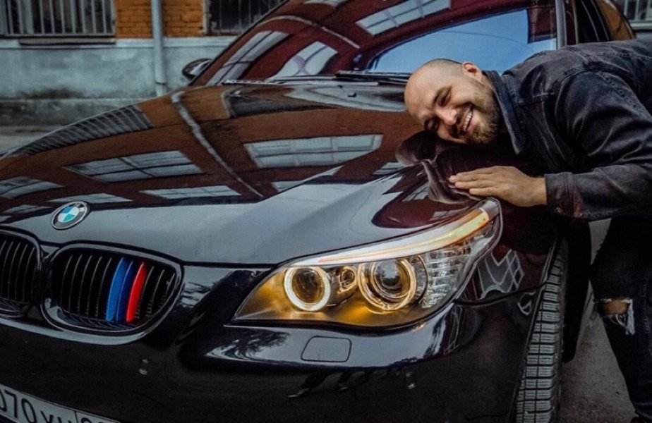 Bmw m4 готова реакция жекича бесценна. Жекич Дубровский 444. Жекич Дубровский БМВ. Машины Жекича Дубровского.