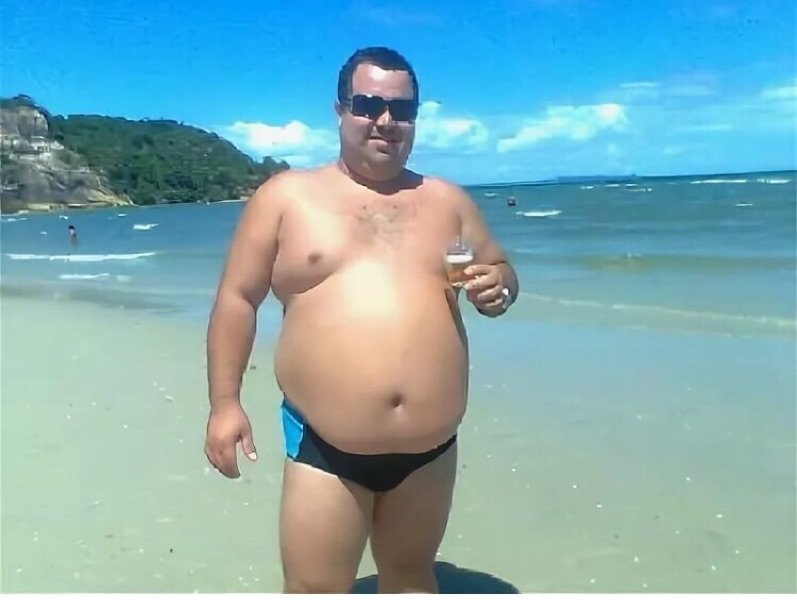 Толстый мужчина лет. Пухлые мужчины на пляже.