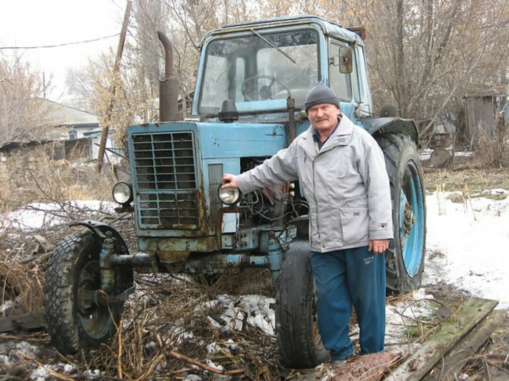 Трактор делает работу. Тракторист. Деревенский тракторист. Тракторист в тракторе. Сельский тракторист.